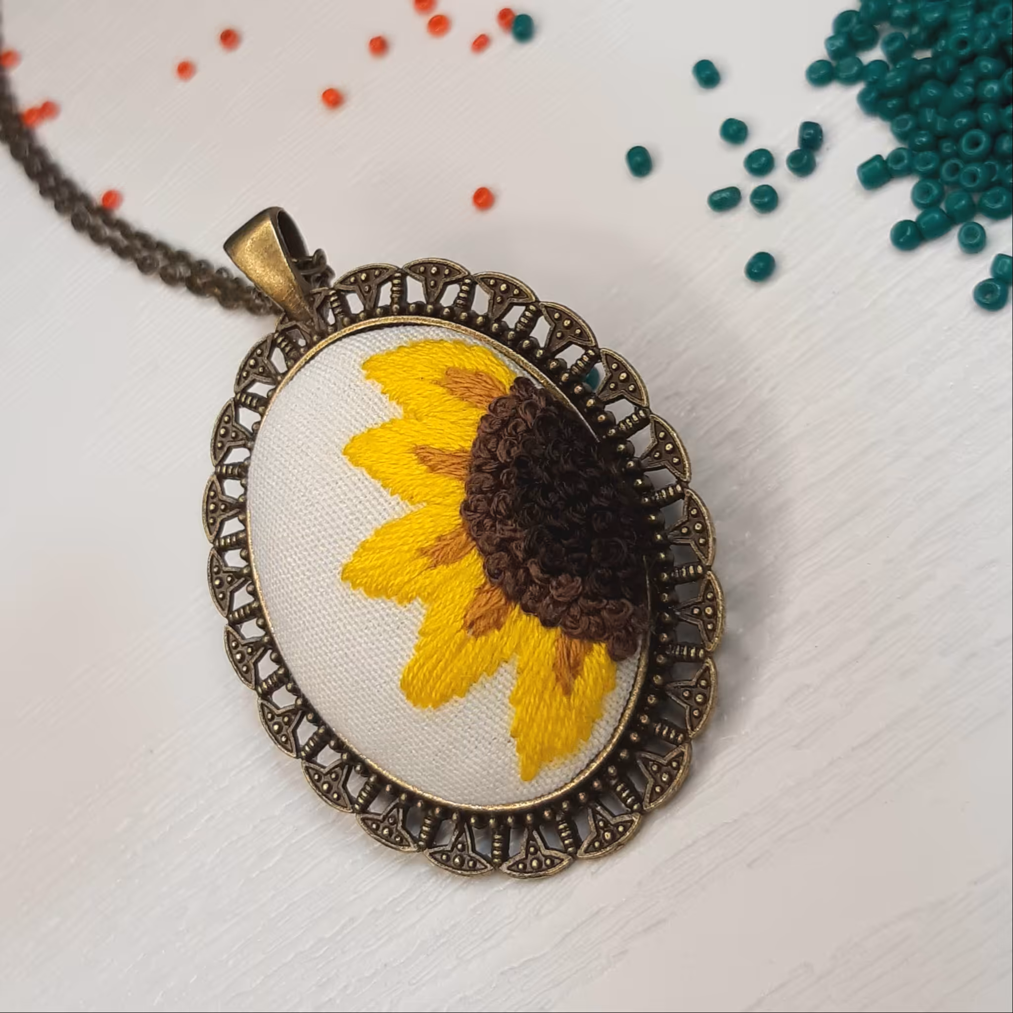 گردنبند رومانتویی گلدوزی شده طرح آفتاب گردونی