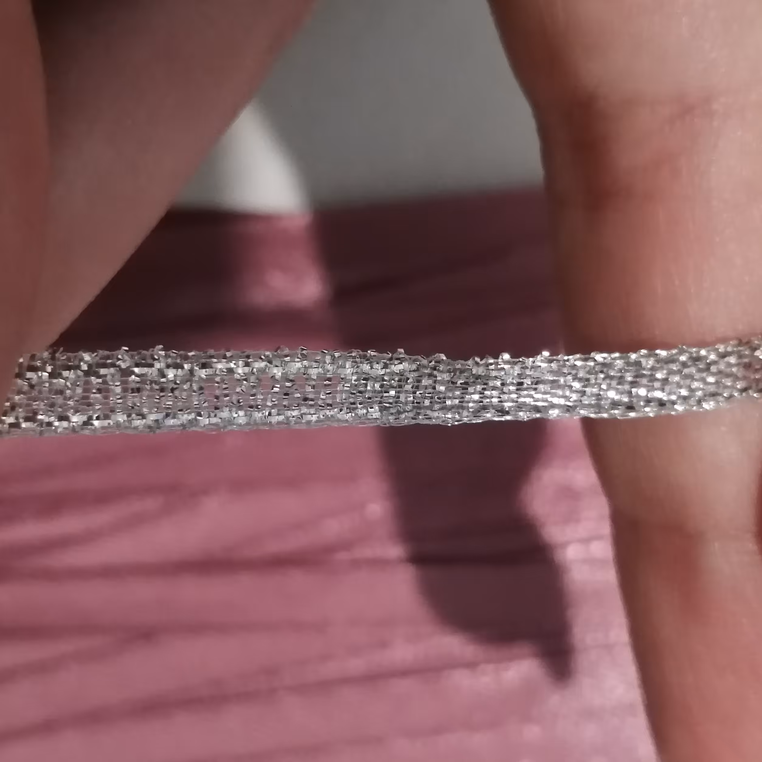 روبان ربان ساتنی  زر دار رنگ نقره ای ی عرض نیم طول یک متر 