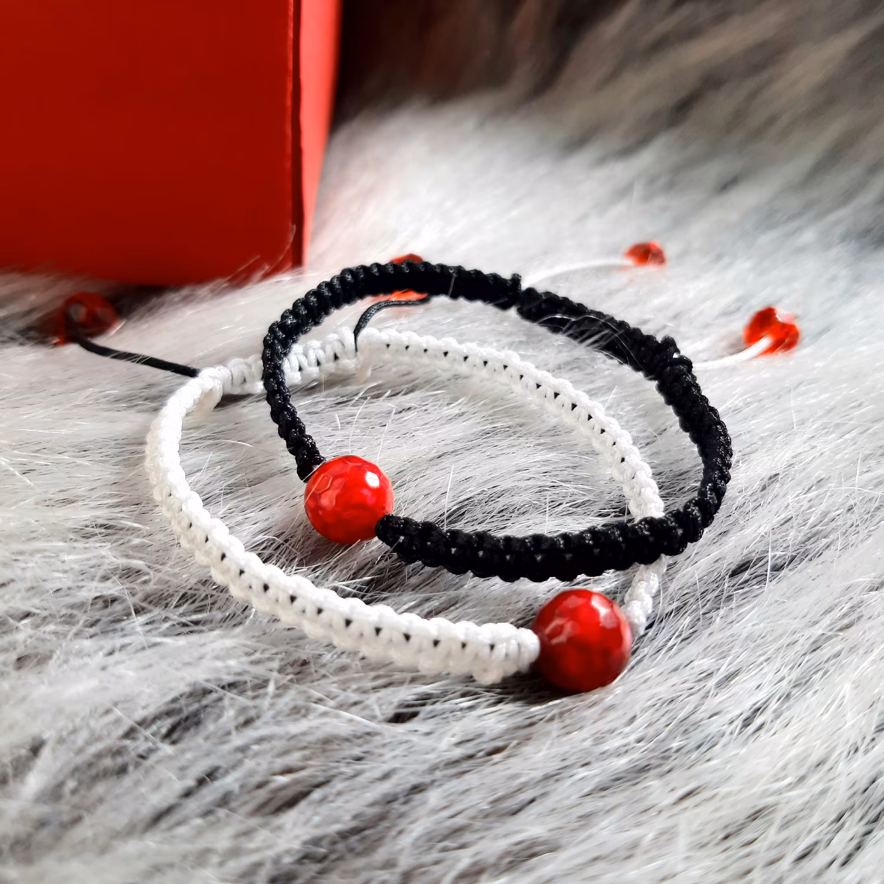 دستبند بافت با سنگ عقیق سرخ رنگ ثابت