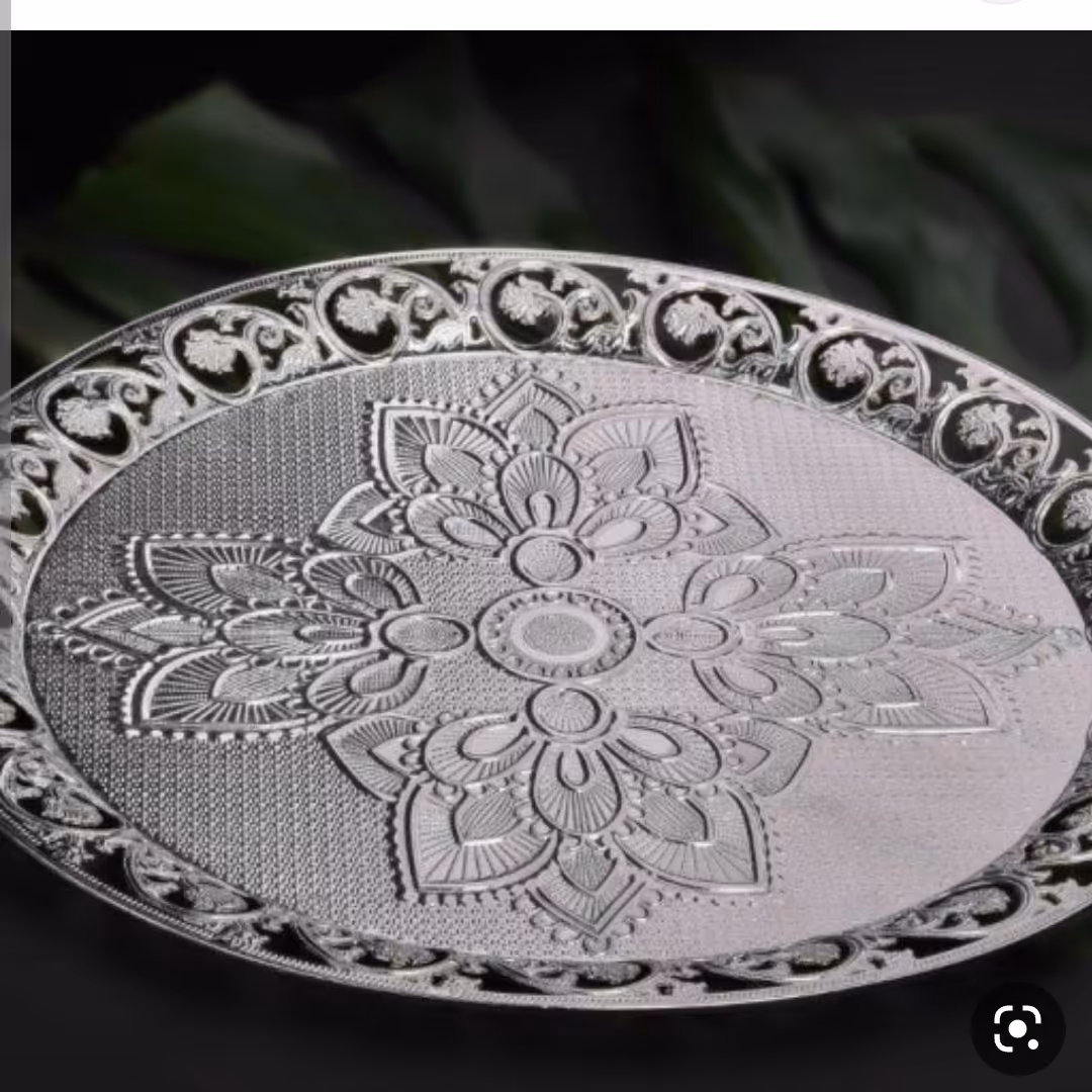 سینی پذیرایی گرد زارا ترکیه  سنگین وزن و حک شده روی ان 