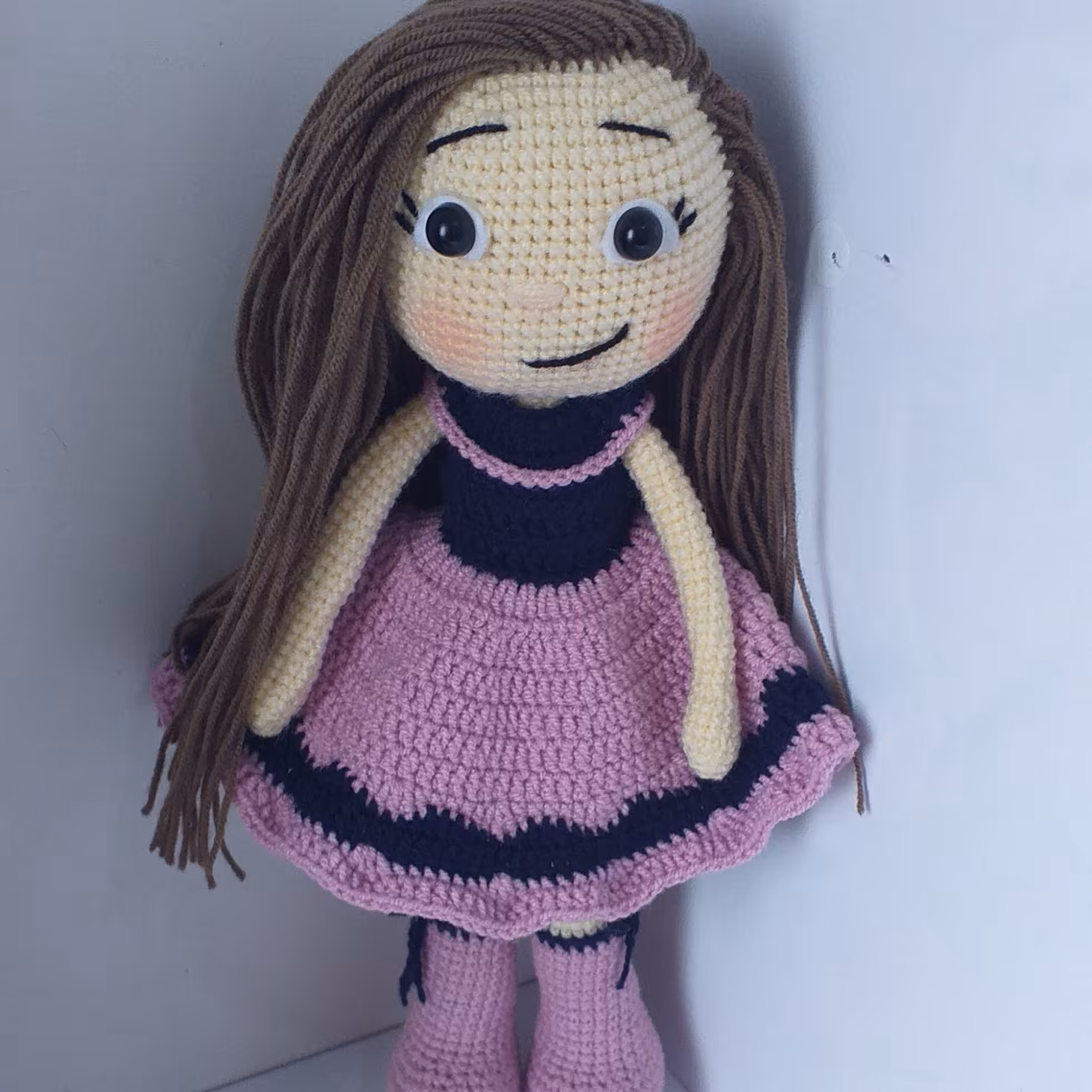 عروسک بافتنی دختر اَلیا        غرفه عروسک بافتنی ریحانه