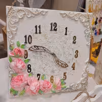 ساعت دیواری مربع 40 در 40.گلها کاملا دستساز ضد اب و ضد ضربه 