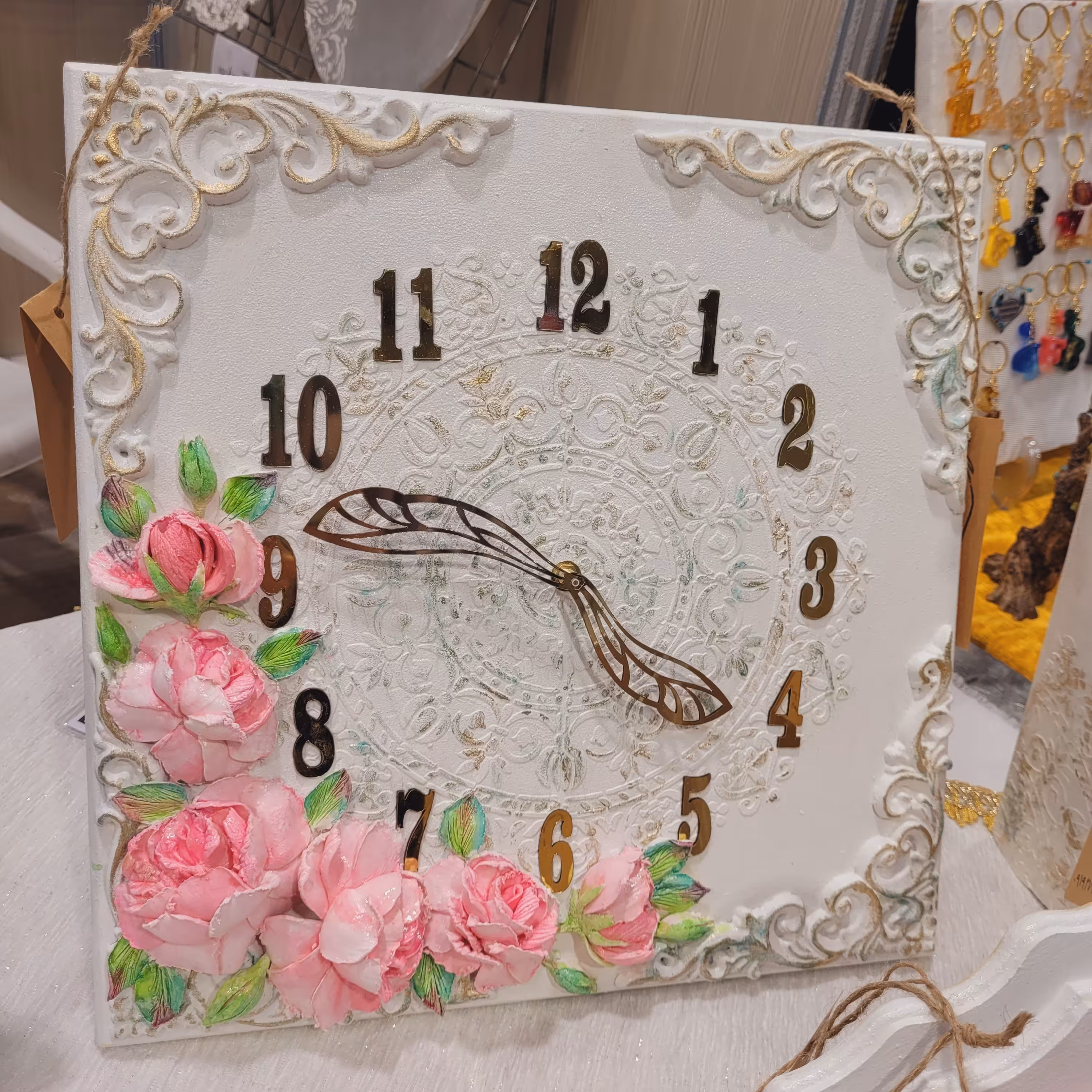 ساعت دیواری مربع 40 در 40.گلها کاملا دستساز ضد اب و ضد ضربه 