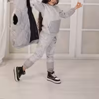 سه تیکه اسپورت شیک و جذاب مناسب حدود سنی 5 تا 11 سال جنس پافر مموری داخل پشم شیشه ضد آب جنس بلوز و شلوار دورس داخل پشمی