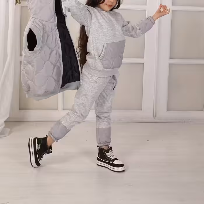 سه تیکه اسپورت شیک و جذاب مناسب حدود سنی 5 تا 11 سال جنس پافر مموری داخل پشم شیشه ضد آب جنس بلوز و شلوار دورس داخل پشمی