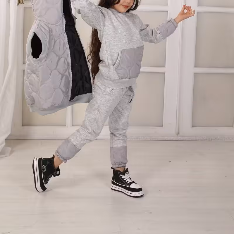 سه تیکه اسپورت شیک و جذاب مناسب حدود سنی 5 تا 11 سال جنس پافر مموری داخل پشم شیشه ضد آب جنس بلوز و شلوار دورس داخل پشمی