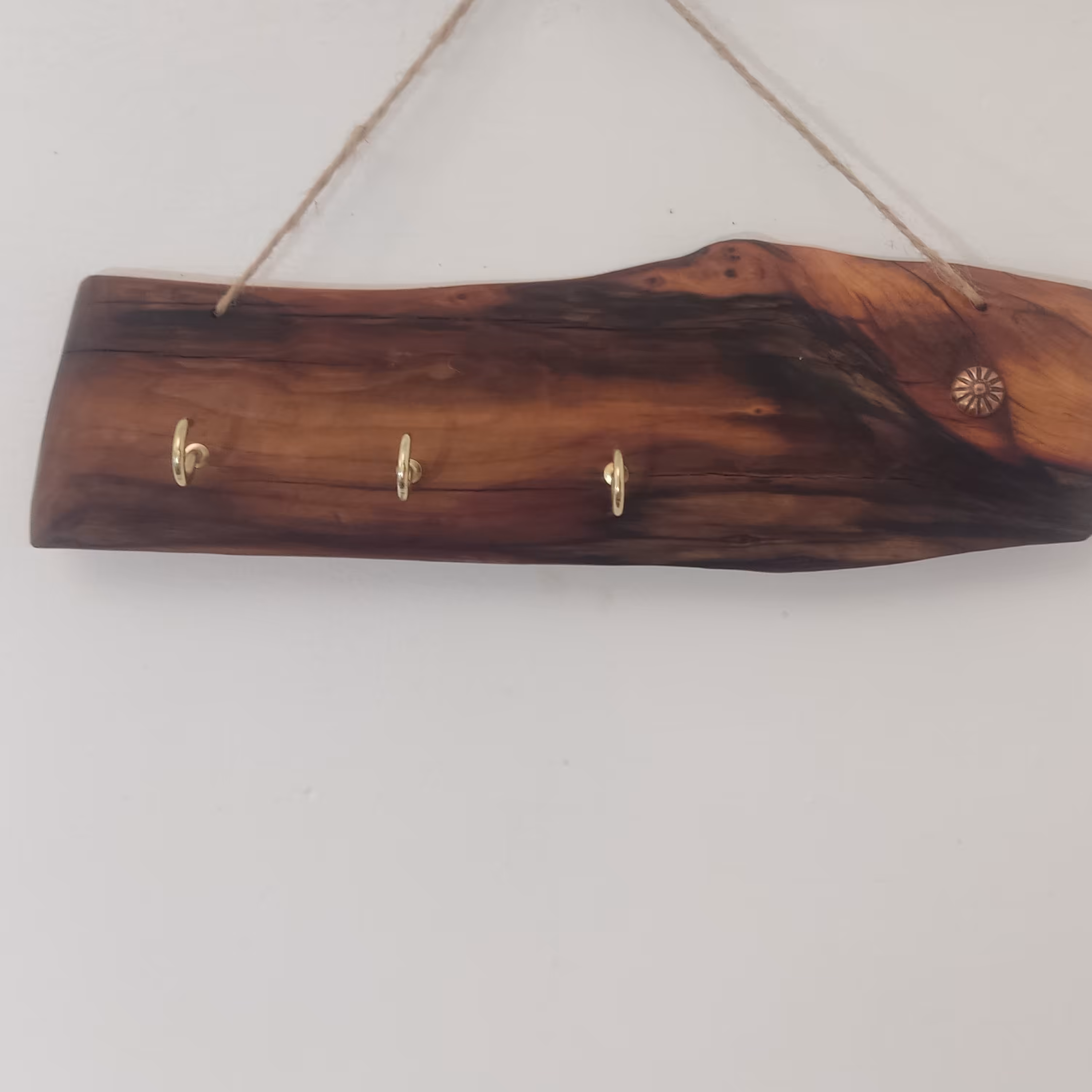 جاکلیدی دیواری چوبی   بسیار  خوشگل و زیبا به طور کامل روغن کاری شده و رنگ ثابت 