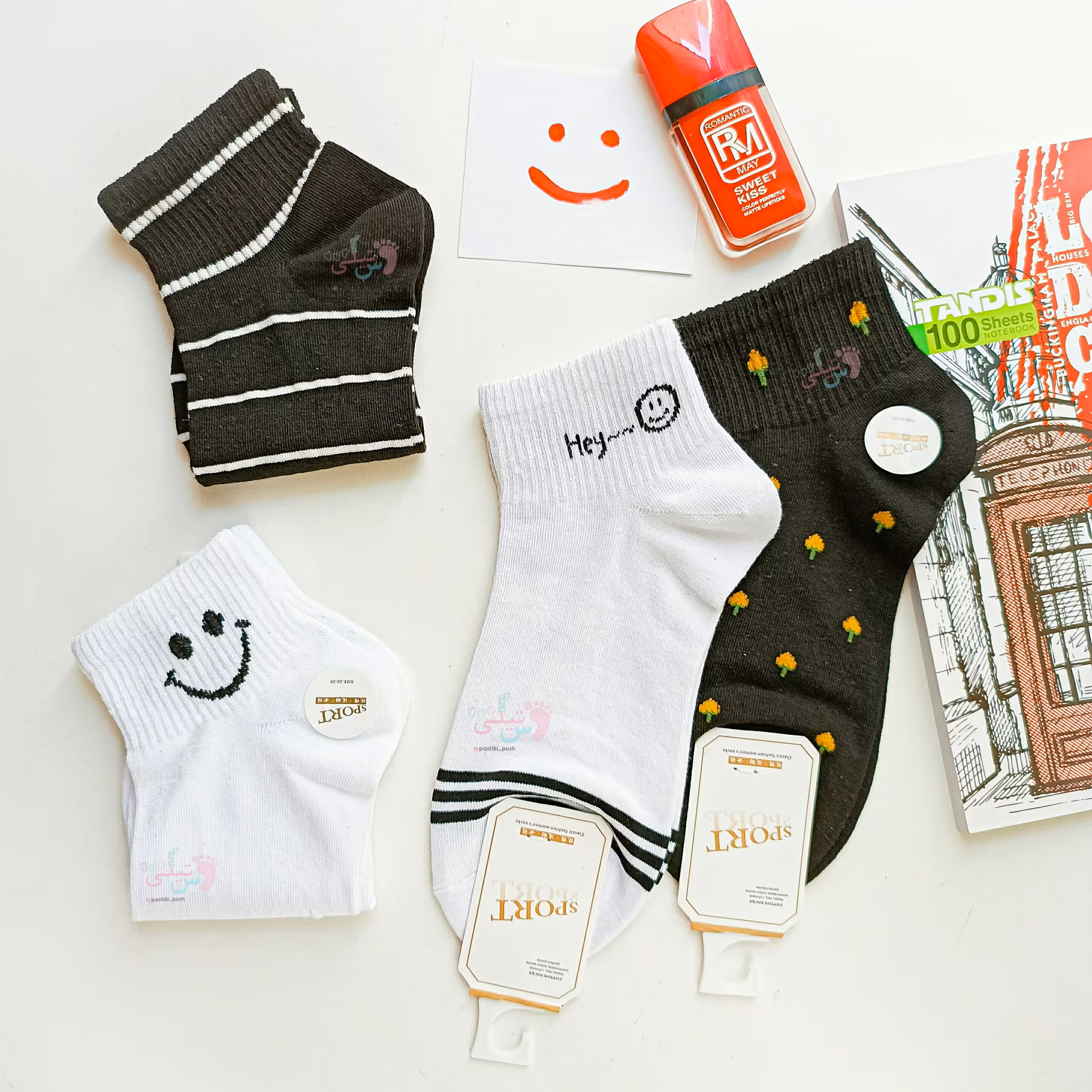 جوراب فانتزی زنانه و دخترانه وارداتی مشکی و سفید اسپرت - پاستیلی پوش