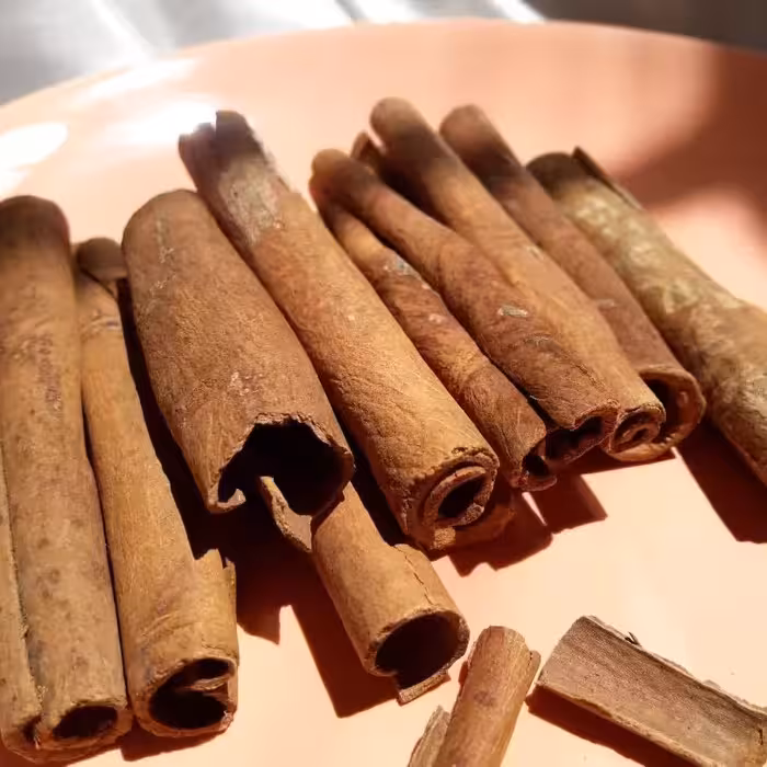 چوب دارچین 80 گرم یابل استفاده در غذاهای گوشتی  ودمنوش ها 