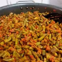 لوبیاسبز خوردشده بخارپزشده با پوره گوجه فرنگی 