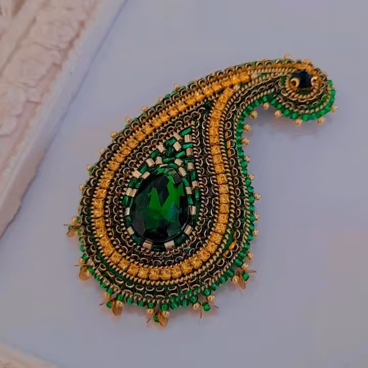 سنجاق سینه جواهردوزی شده بوته جقه سنتی 