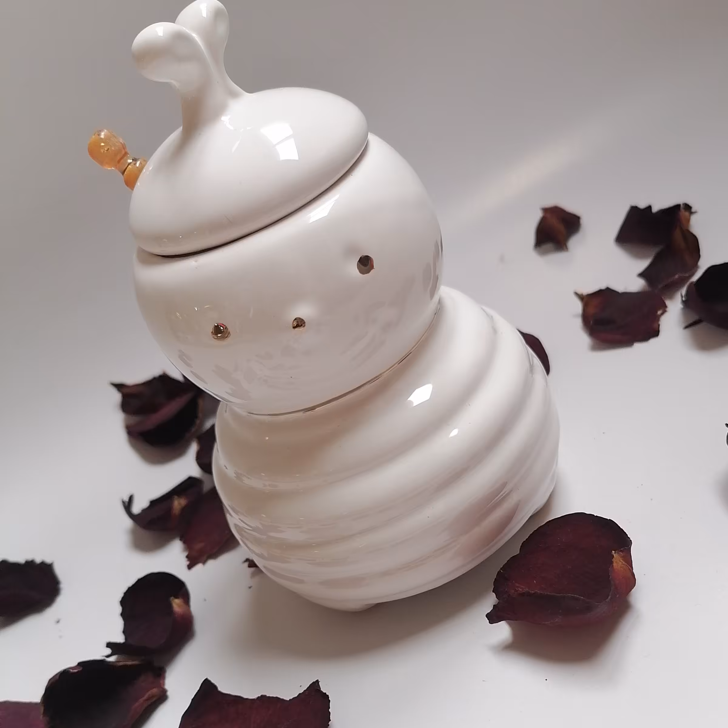 عسل خوری سرامیکی سفید زنبوری دارای در