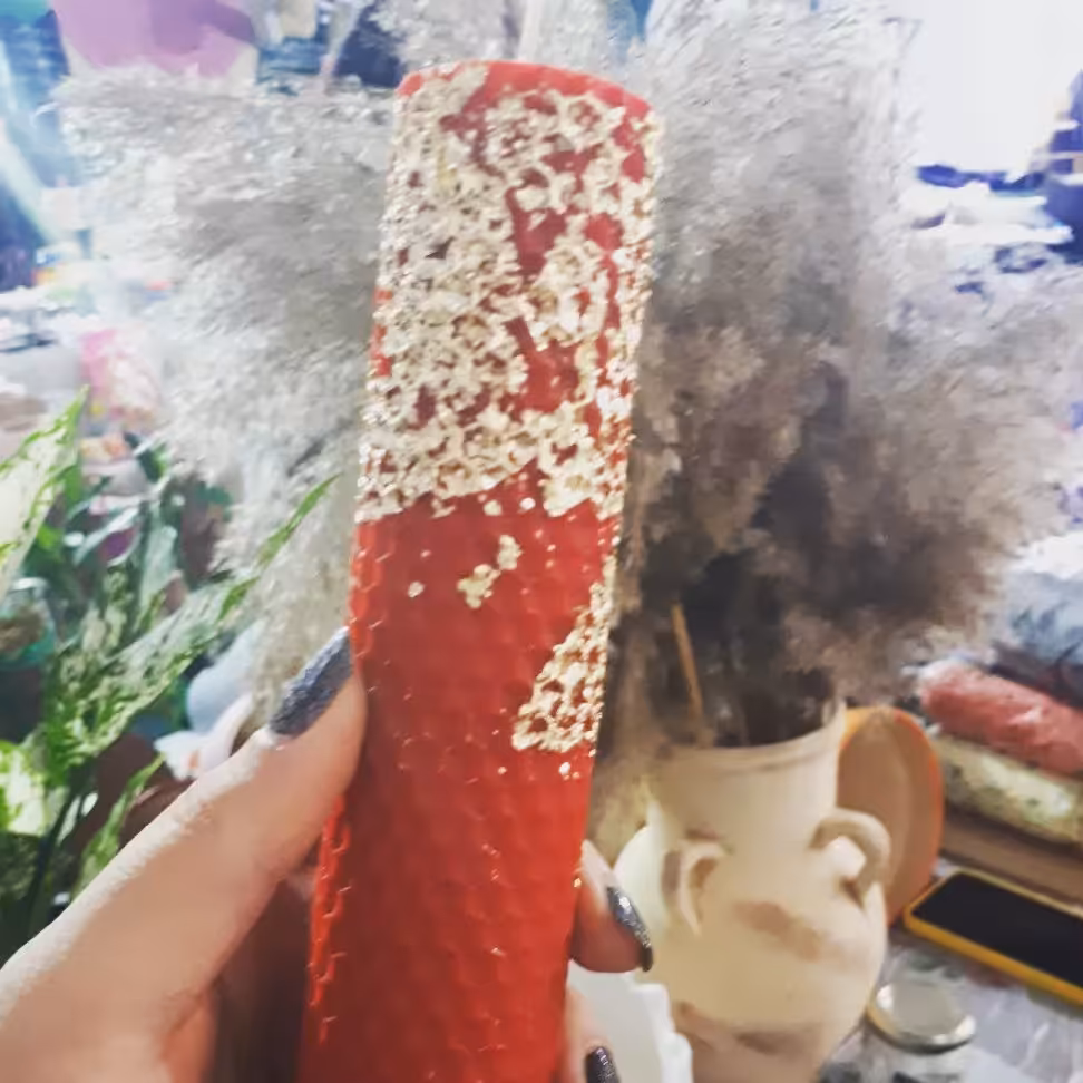شمع موم عسل ورق طلا خورده قرمز ارتفاع18 قطر4