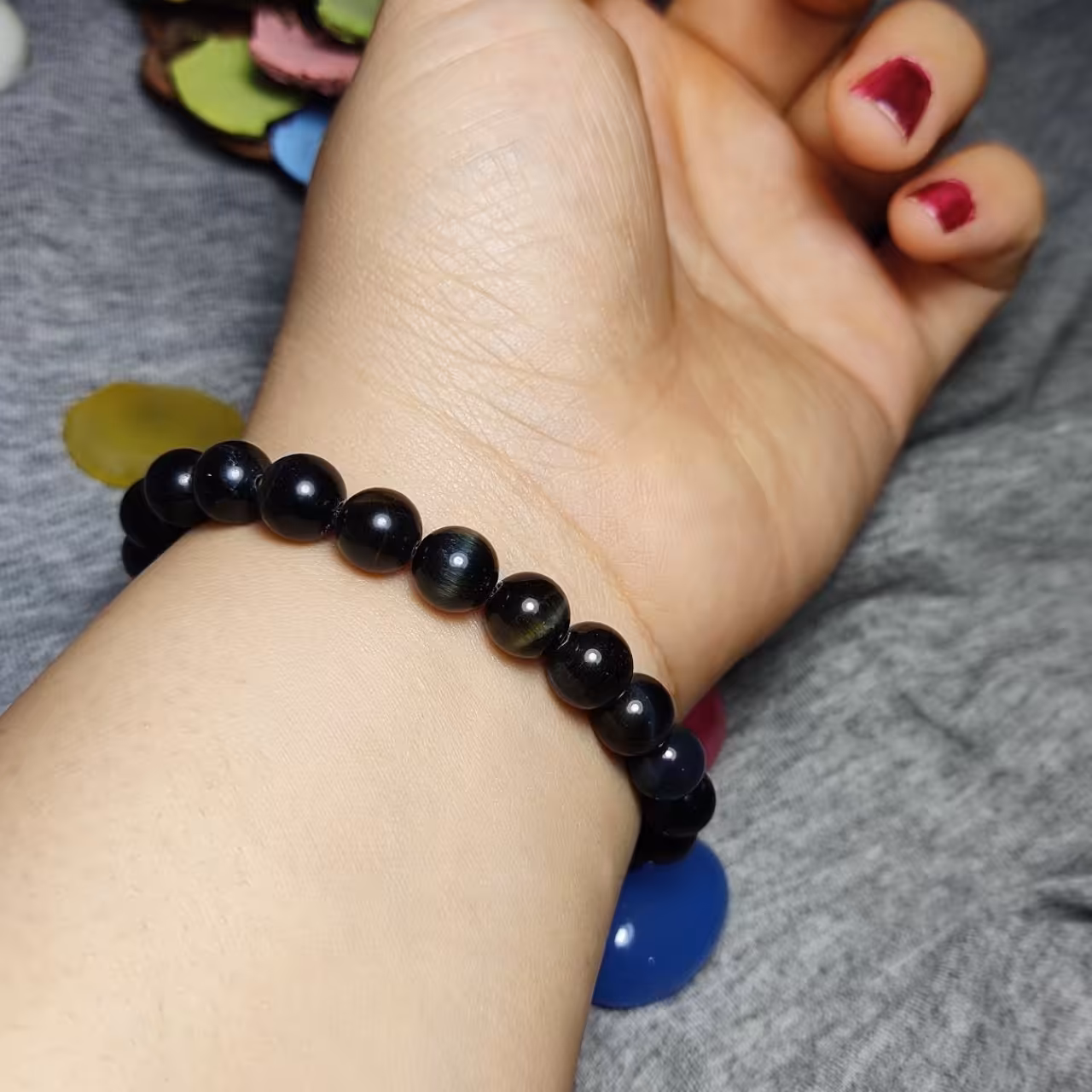 دستبند فوق العاده زیبا با مهره های سنگ حدید و چشم ببر بوقلمونی اصل معدنی
کد 28250