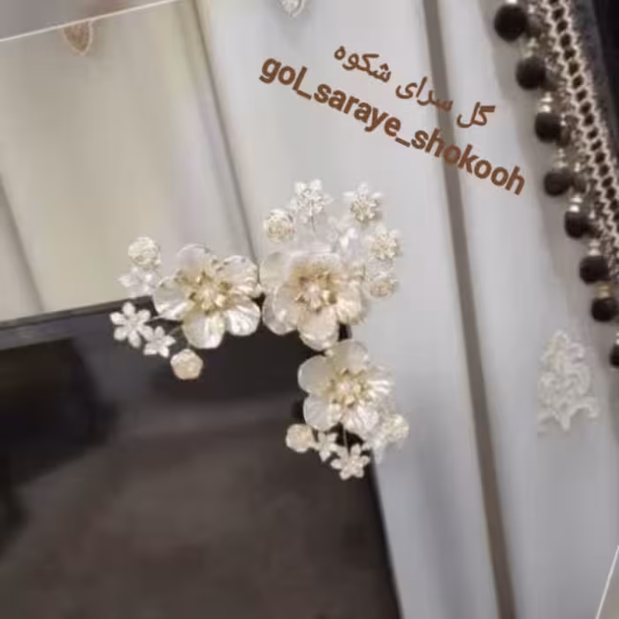 گل کریستالی مخصوص تزئین تلویزیون، رنگ صدفی-لب طلایی.