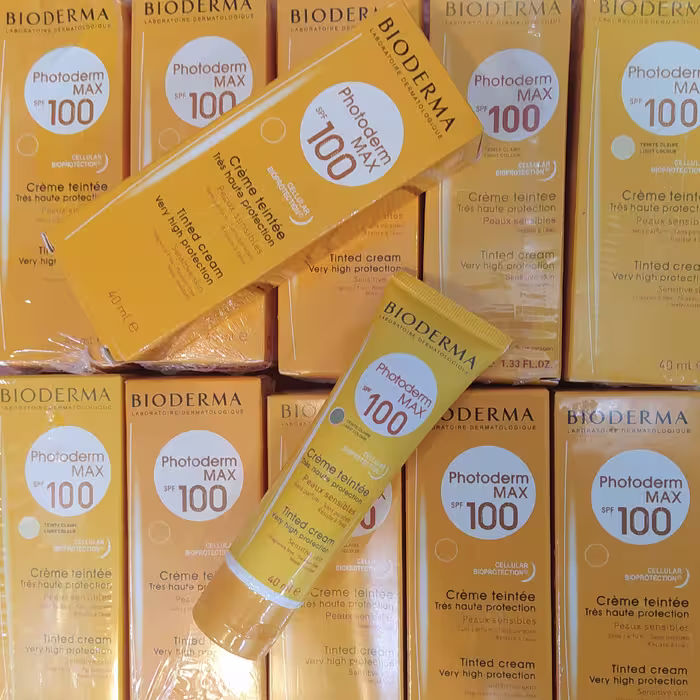کرم ضد آفتاب رنگی بیودرما  (spf100) مرطوب کننده و آبرسان مقاوم در برابر اشعه آفتاب و کاملا ضد آب و تعریق