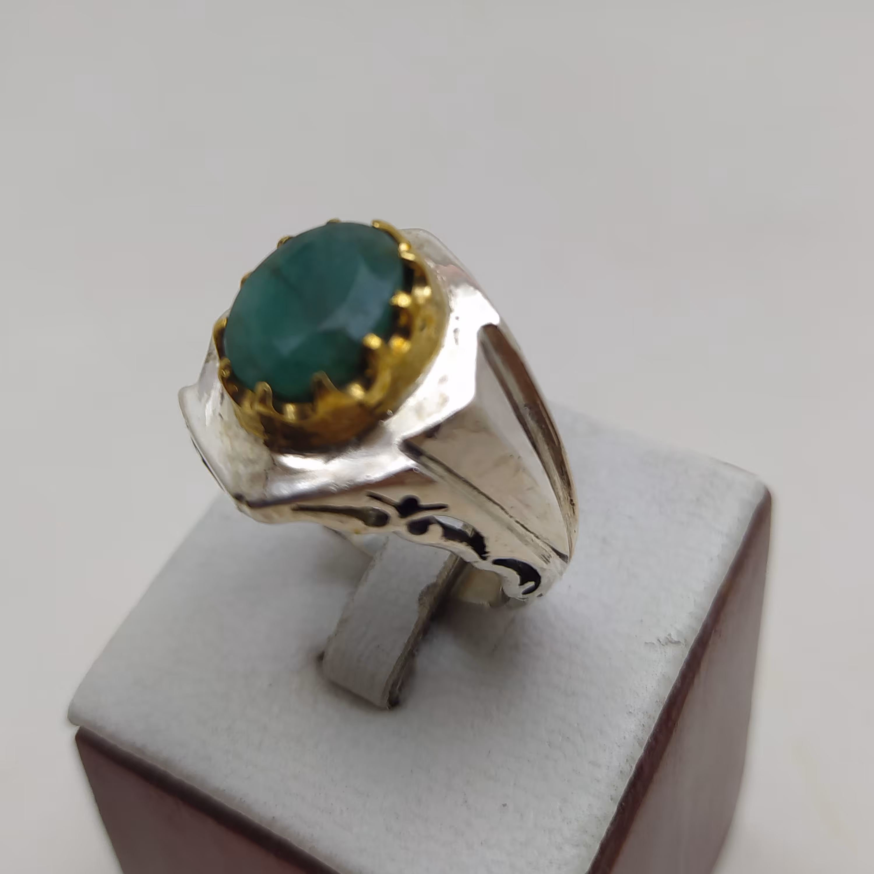 انگشتر نقره مردانه با نگین زمرد معدنی 