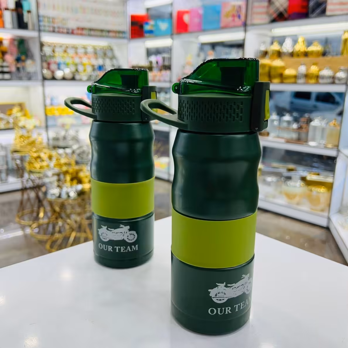 قمقمه طرح ارتشی ، با کیفیت عالی ، داخل استیل ضد زنگ ، دور بدنه سیلیکونی ، 380 میل ارتفاع 20 سانت