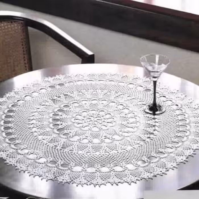 رومیزی با نخ مرسریزه  رنگ سفید به شکل گرد در ابعاد بزرگ