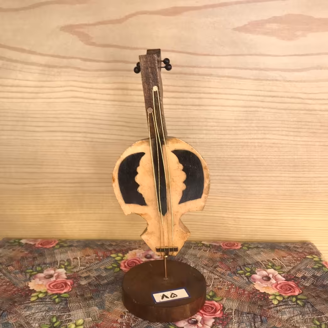 مجسمه-مجسمه موسیقی-مجسمه آلات موسیقی-مجسمه دکوری-مجسمه رومیزی-مجسمه گیتار-مجسمه