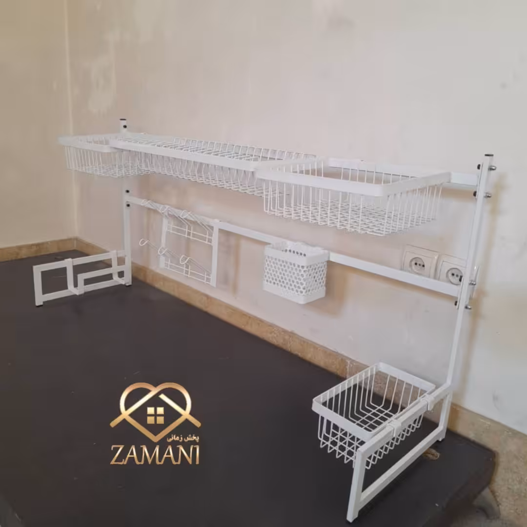 آبچکان روی سینک سفید 