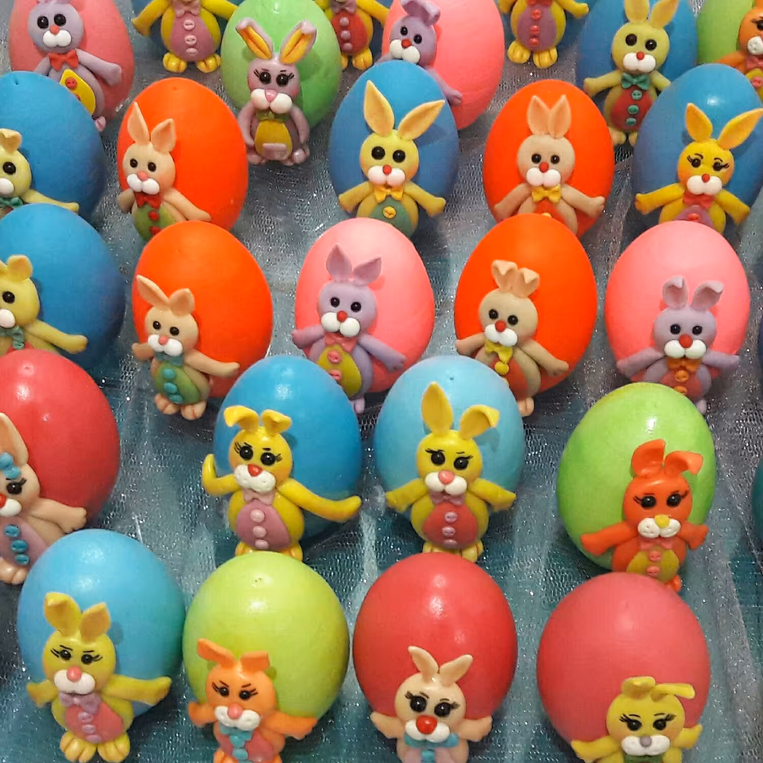 تخم مرغ سفالی رنگارنگ نماد سال جدید برای شادی بخشیدن ب هفت سینهای زیباتون و عیدی کوچولوهای عزیز 