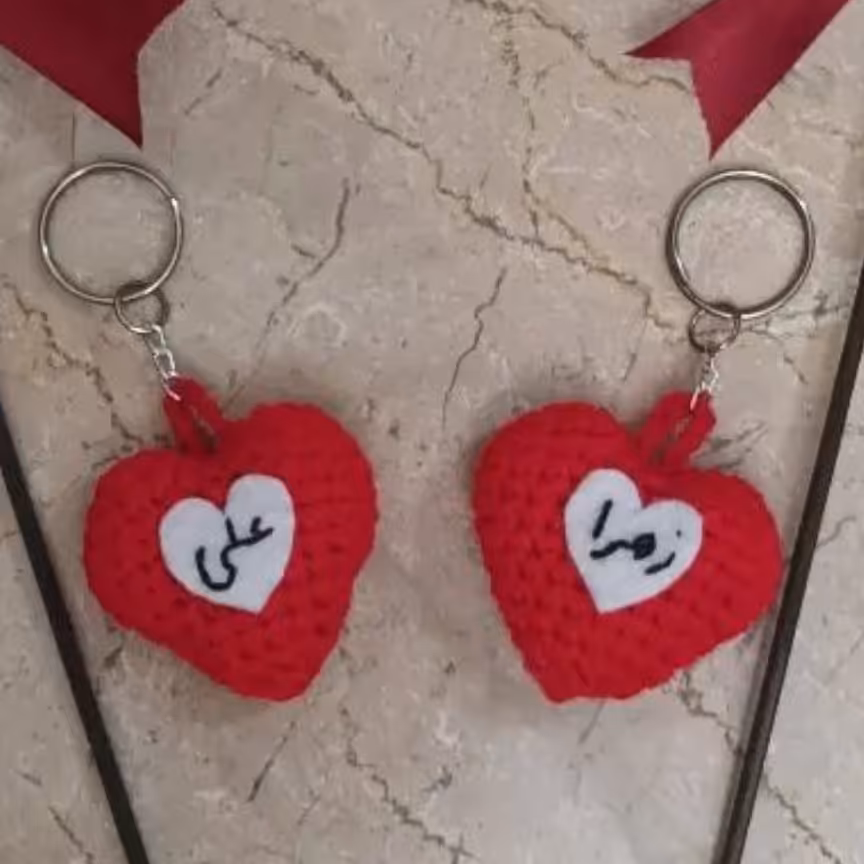 جاسوئیچی  قلب بافتنی با گلدوزی اسم 