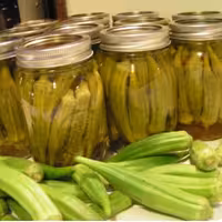 ترشی بامیه خانگی تهیه شده از بامیه کوچک وسرکه طبیعی 