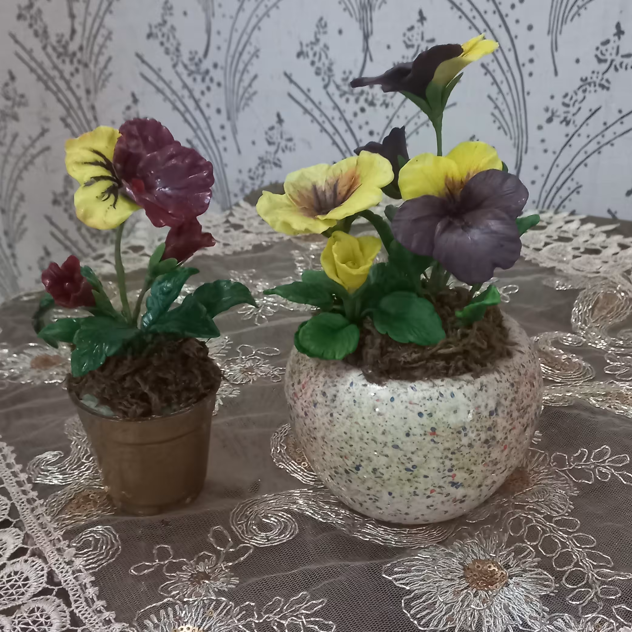 گل های بنفشه در رنگ های مختلف