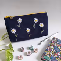 جامدادی کیف لوازم آرایش گلدوزی شده با دست طرح گل های بابونه سفید و زرد