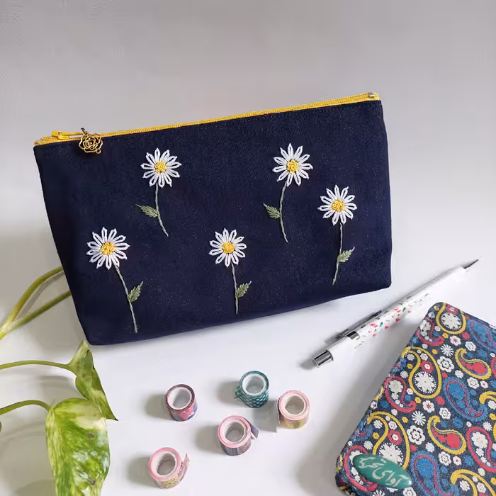 جامدادی کیف لوازم آرایش گلدوزی شده با دست طرح گل های بابونه سفید و زرد
