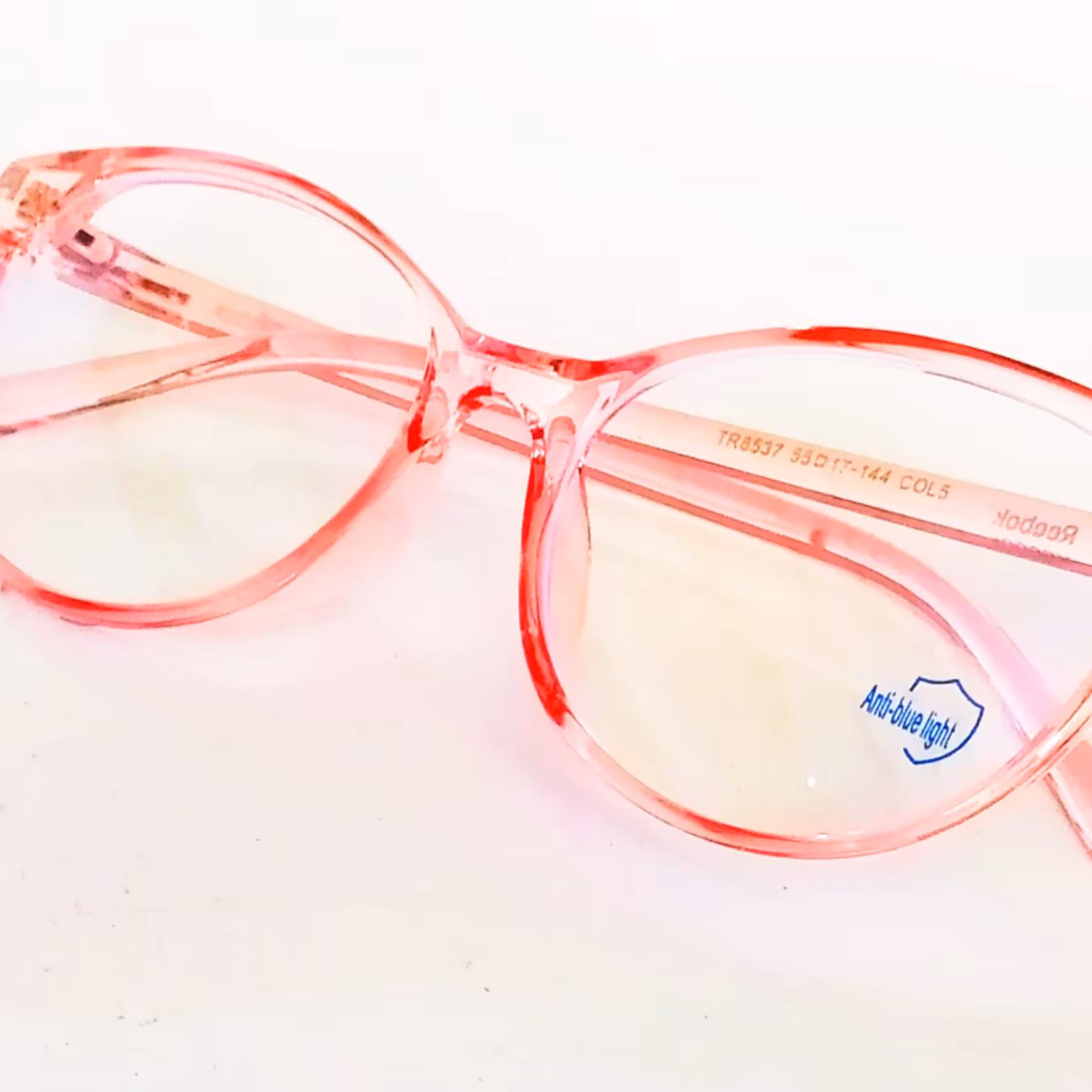 عینک بلوکات مخصوص کامپیوتر  و گوشی موبایل
کاربرد فیلتر کننده نور آبی گوشی موبایل و کامپیوتر و مانع از خستگی زود رس چشم