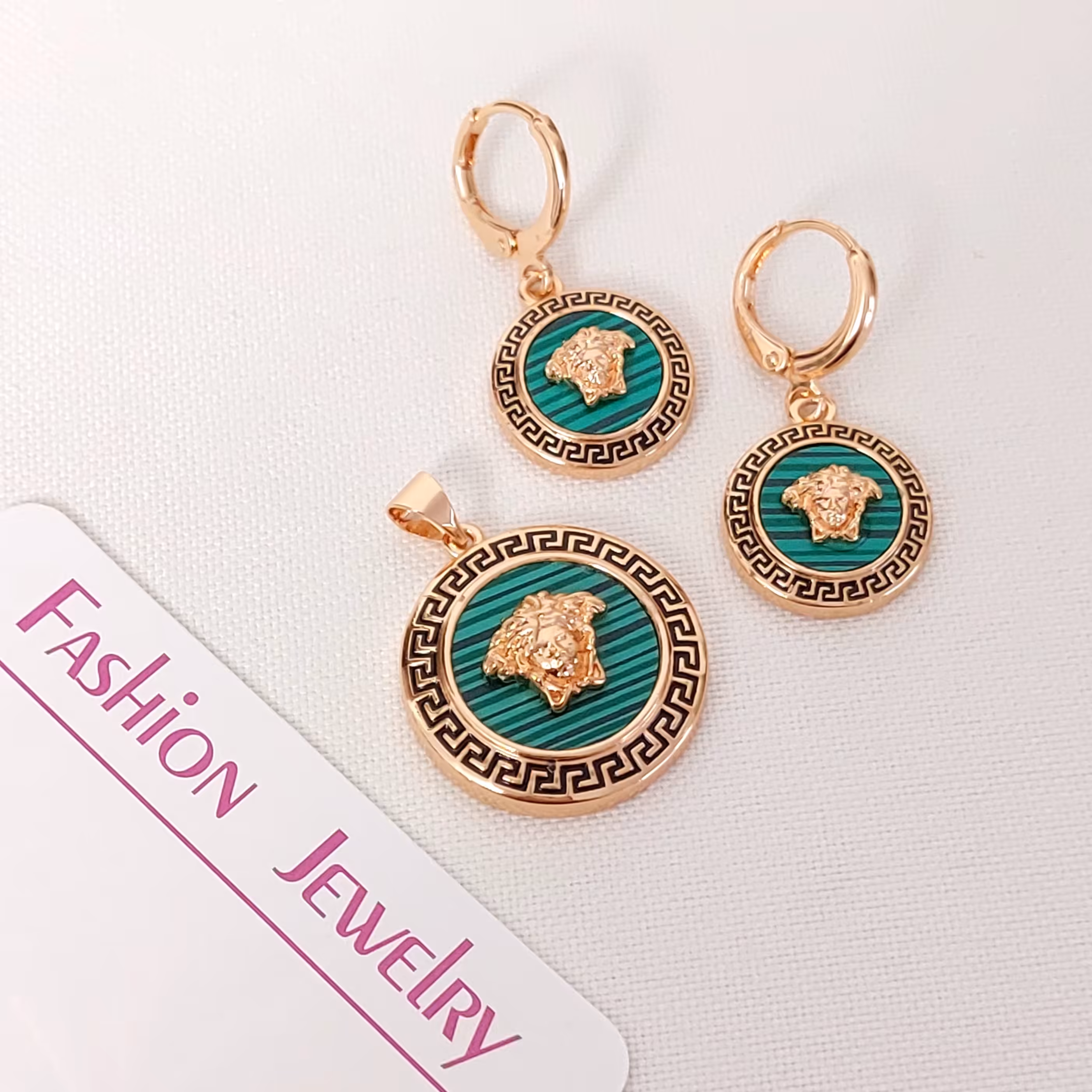 نیم ست استیل ورساچه سبز  شیک و مجلسی با آبکاری طلا  و رنگ ثابت 