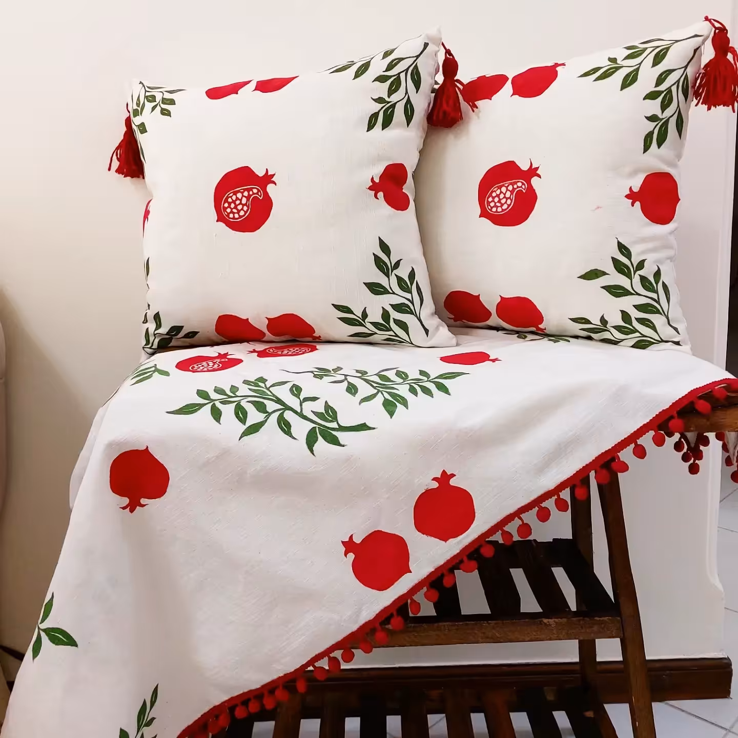 ست رومیزی و کوسن الیاف طبیعی جنس نخ پنبه تثبیت رنگ شده چاپ دستی بامهر