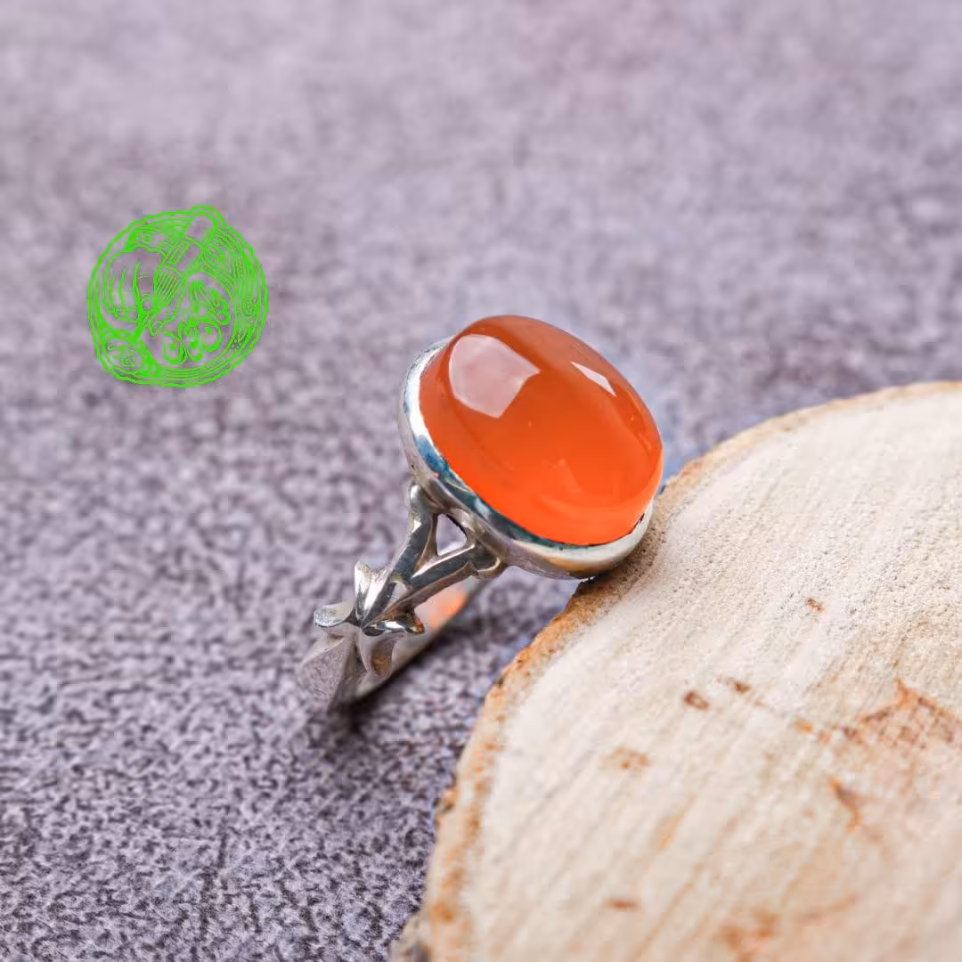 انگشتر مردانه نگین سنگ عقیق اصل یمنی پرتقالی خوش طبع آبدار و خوش قواره رکاب جماقی نقره بهترین عیار 925 