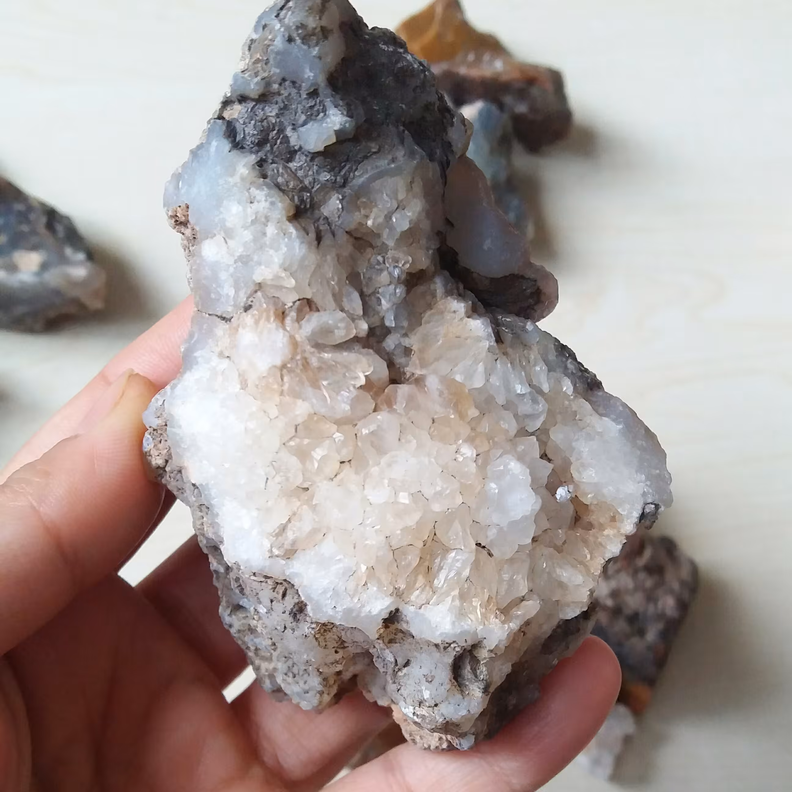 سنگ کوارتز با بلورهای بسیار درخشان مناسب دکور و رومیزی و ویترین مغازه پر انرژی و آرامش بخش معدنی و اصل ارتفاع نه سانت