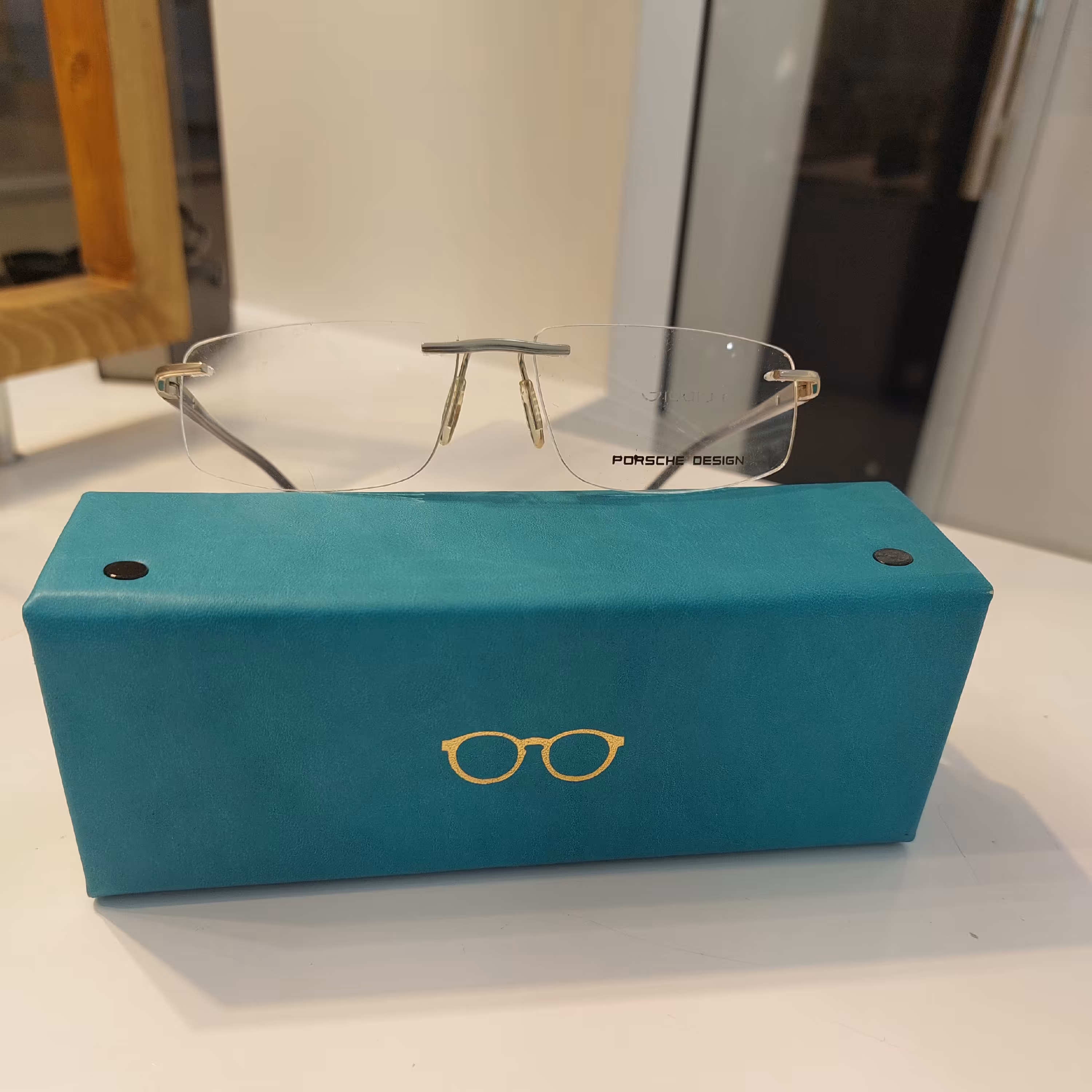 عینک طبی بدون فریم یا فریملس سبک و راحت مناسب انواع فرم صورت ها