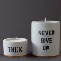 جاشمعی بتنی رنگی مدل NEVER GIVE UP  