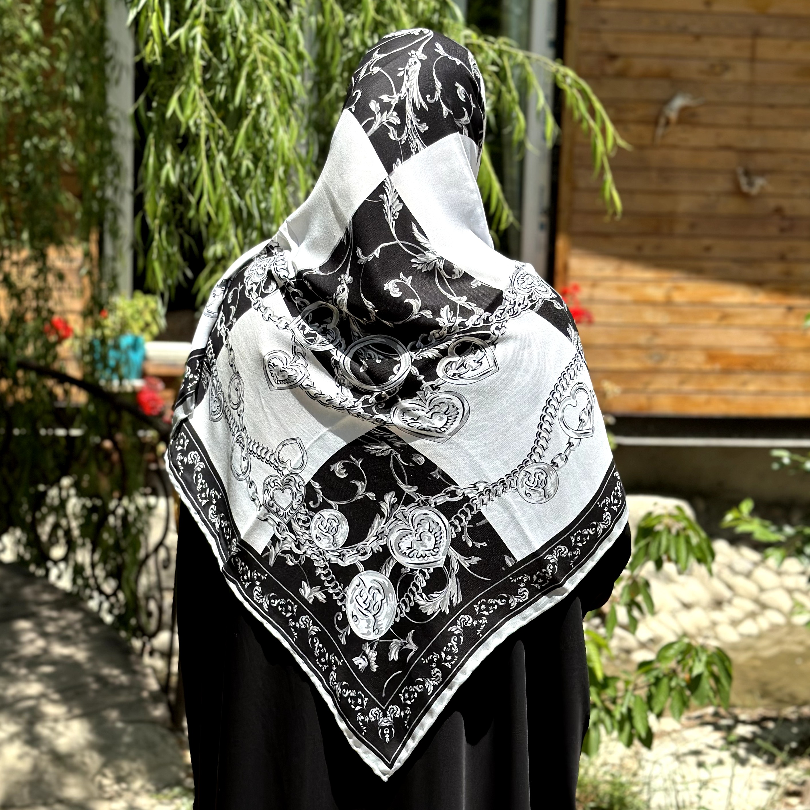 روسری پاییزه جنس درجه یک طرح زنجیری قلبی رنگ سفید دور دستدوز