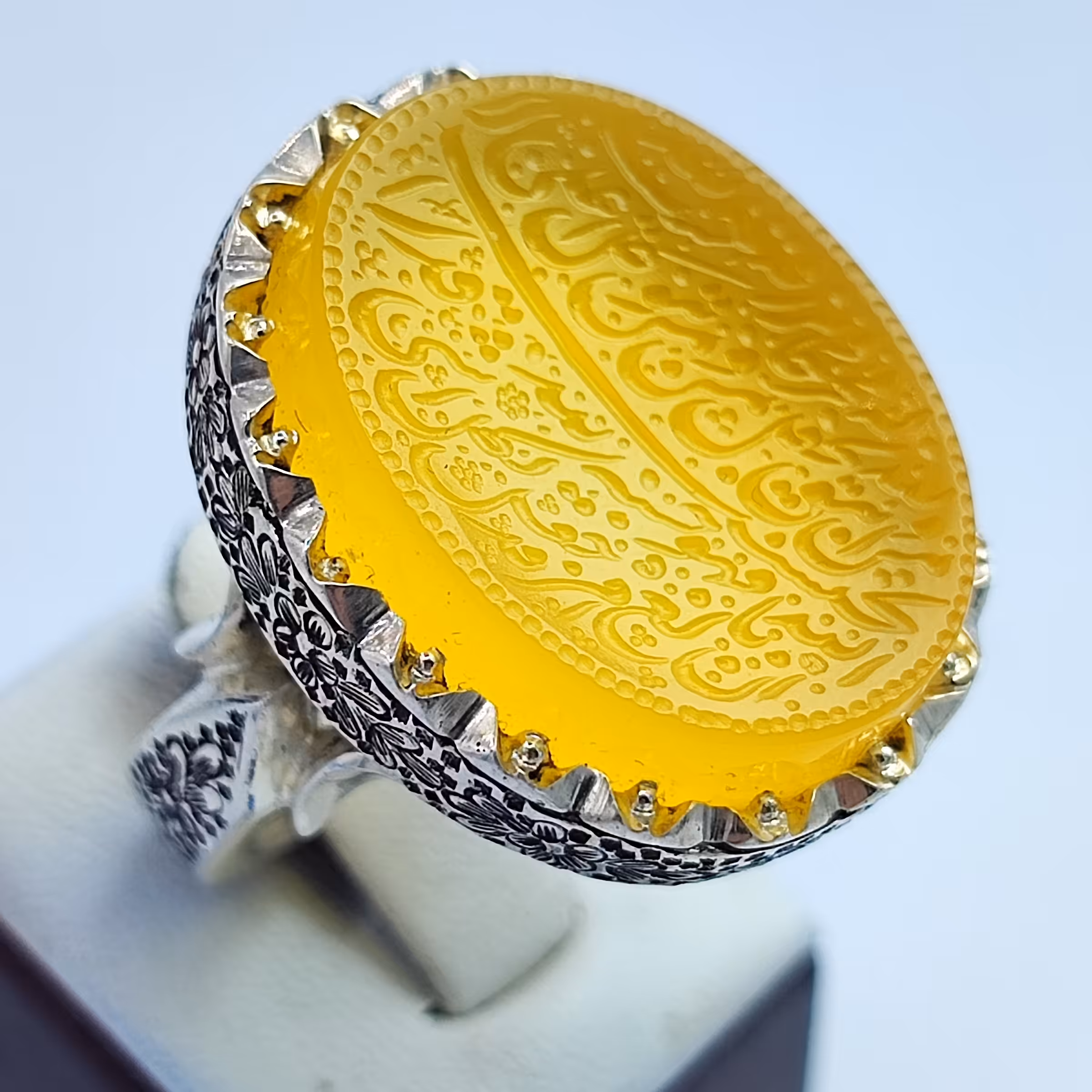 انگشتر نقره دست ساز قلم زنی شده با سنگ عقیق زرد تراش داخل کاسه با سوره و من یتق الله 