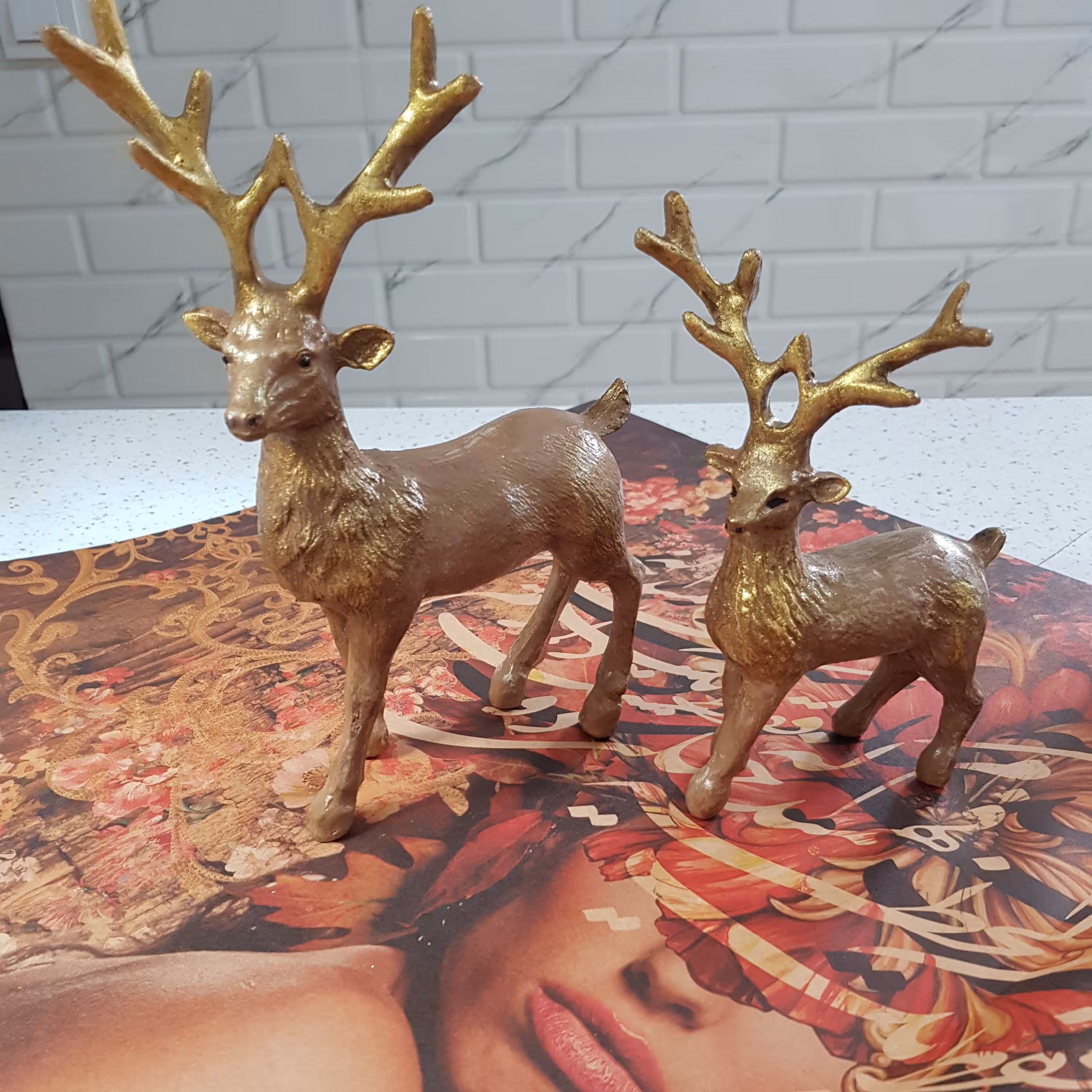 مجسمه ی پلی استر گوزن پتینه شده با رنگ طلایی و قهوه ای