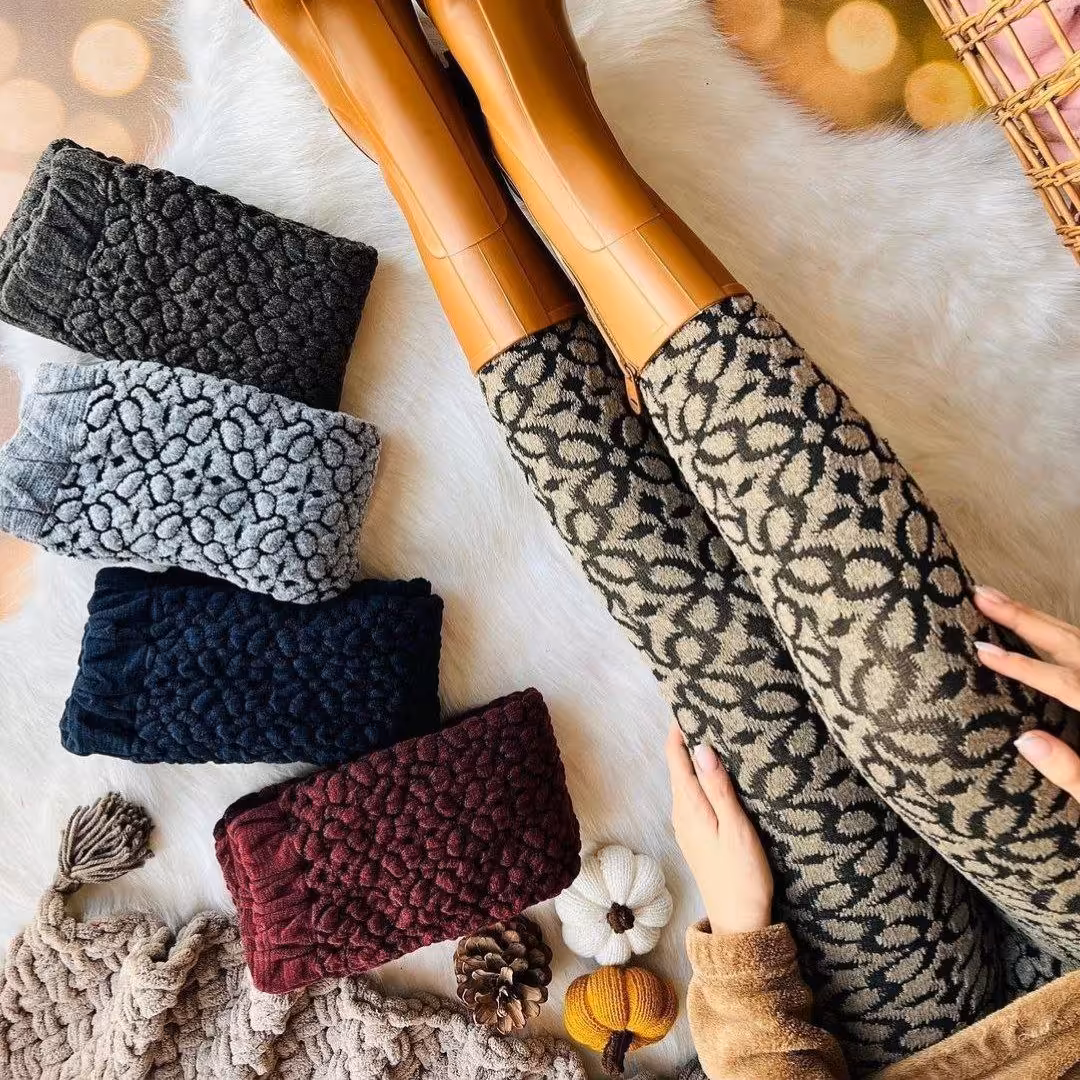 شلوار بافت سه بعدی
جنس  بافت دولایه ضخیم
مشکی سدری زرشکی  طوسی نسکافه ای سرمه ای
فری سایز از 38 تا 44