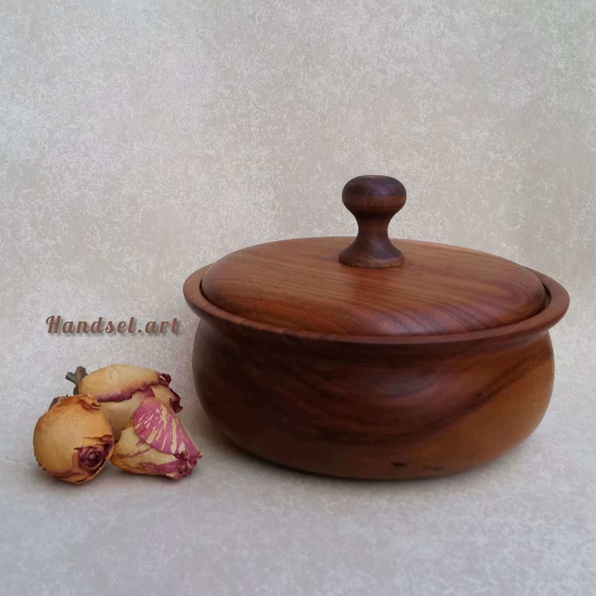 ظرف چوبی در دار (روی بدنه گره و سوراخ وجود دارد)