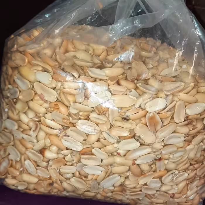 بادام زمینی بوداده شده و پوست کنده شده مخصوص کره گیری(900گرمی)