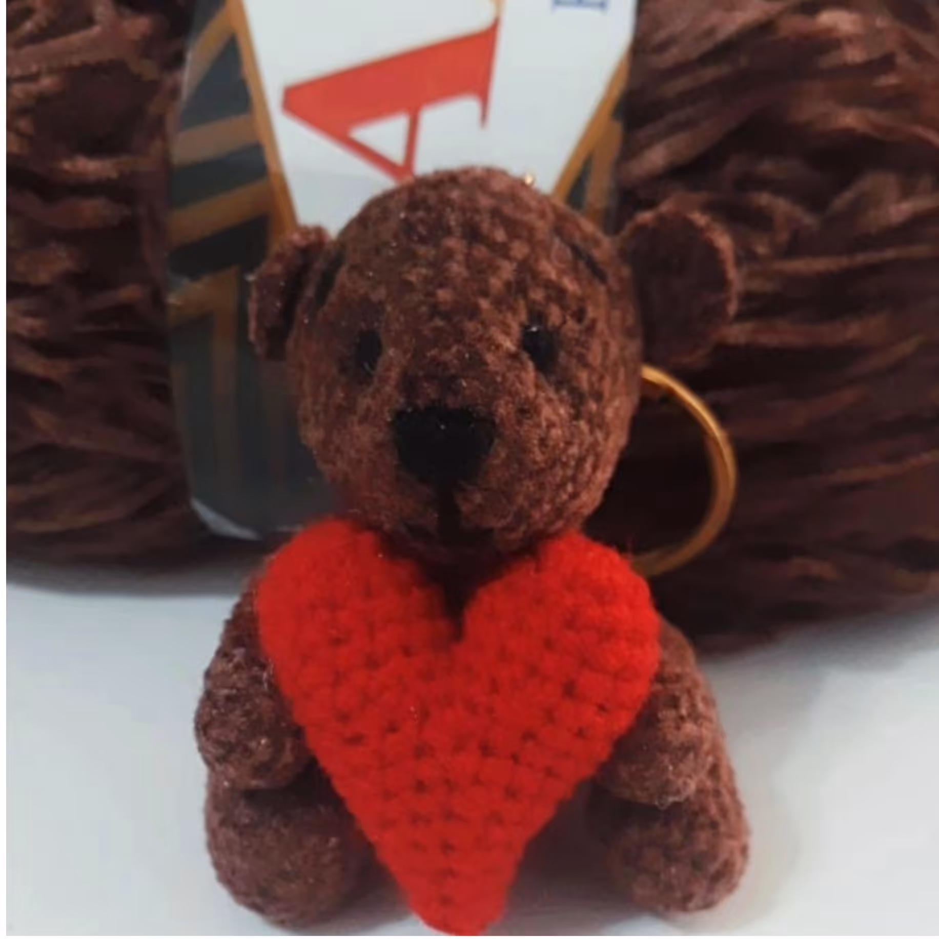 عروسک خرسی  جاکلیدی خرس مخملی قهوه ای همراه قلب قرمز.عروسک بافتنی                   