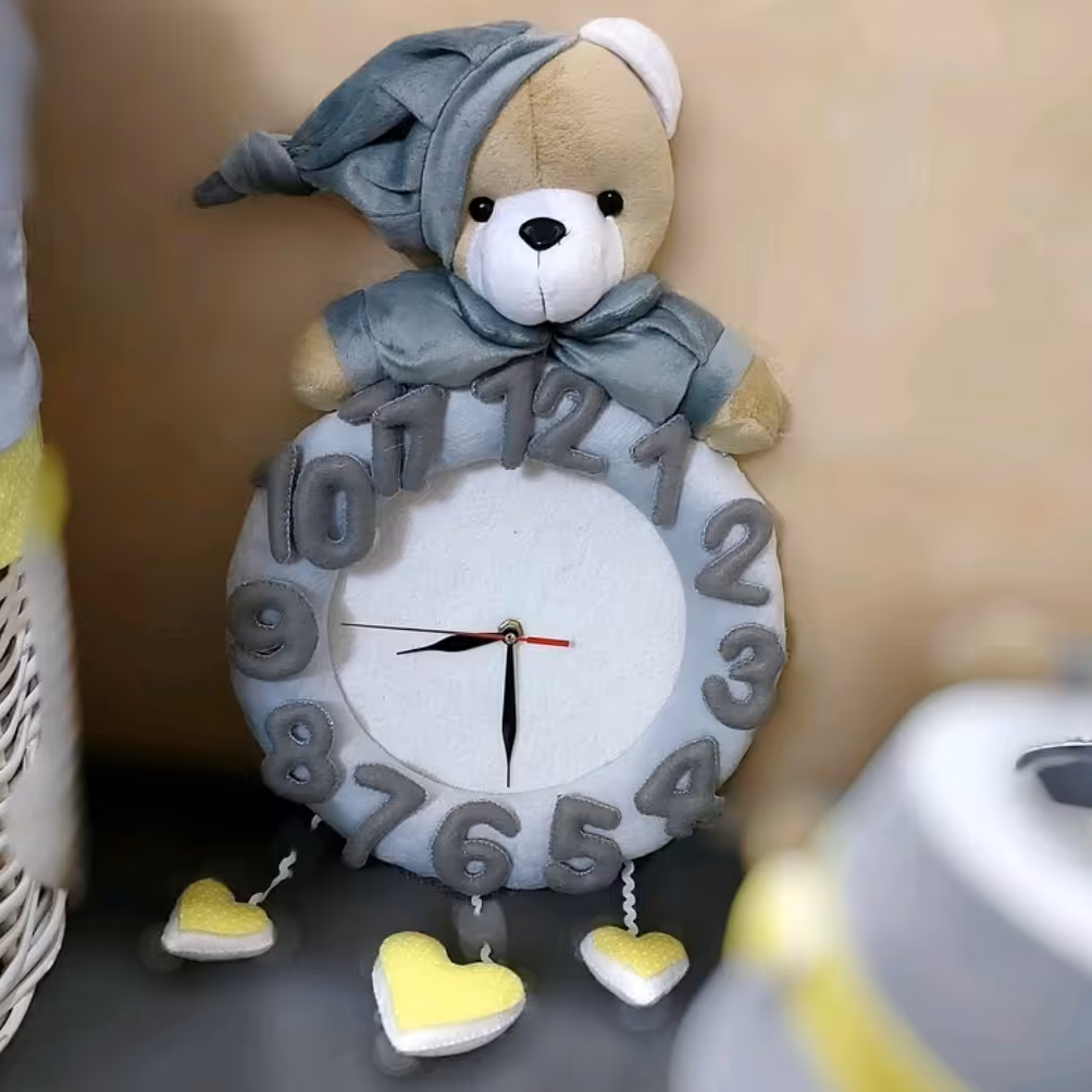 ساعت دیواری خرس نانان مخمل دارای سه اویز قلب