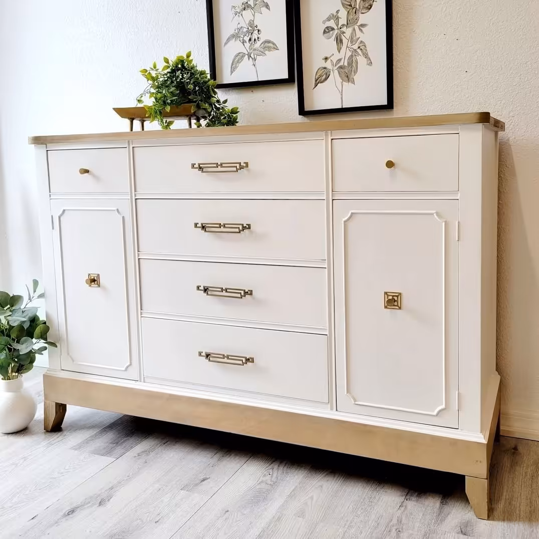 دکوری و کنسول با ترکیب رنگ سفید و طلایی