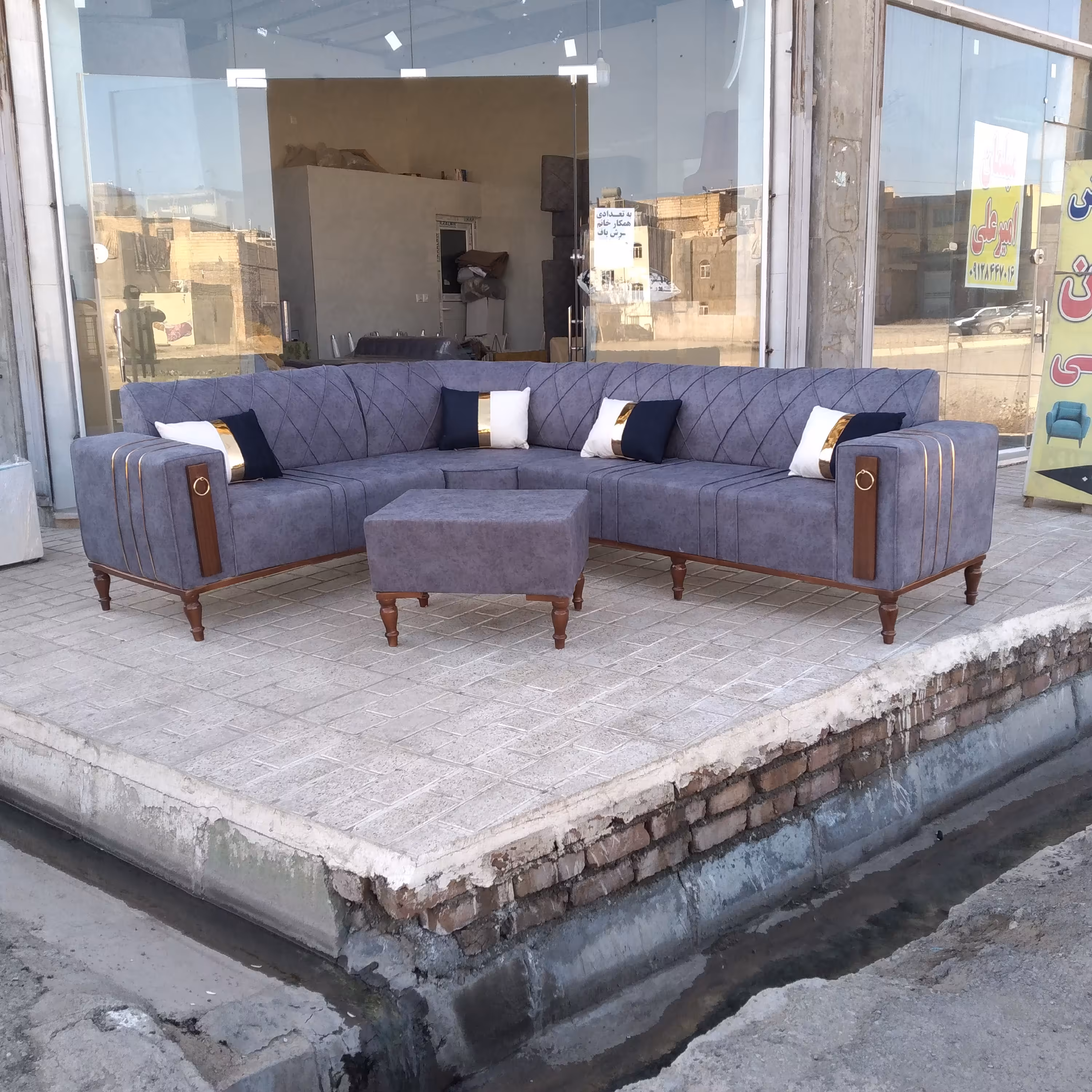 مبل راحتی الچستر کمجا و پایه خراطی شده در تنوع رنگ بندی