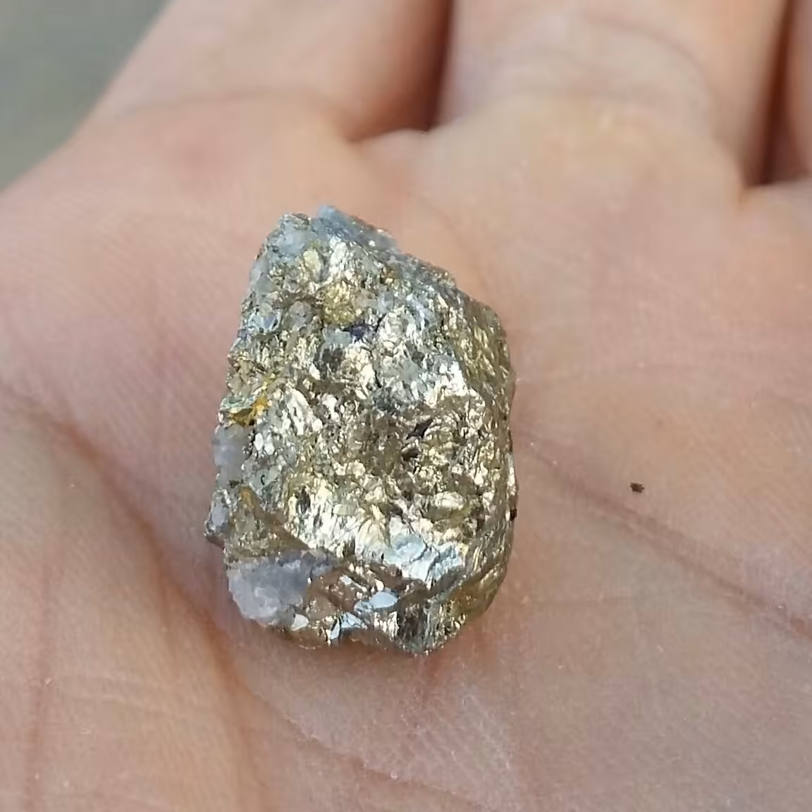 سنگ راف حبه شده پیریت طلایی ملقب به سنگ طلا 100 در 100 طبیعی شاهکار خلقت
بی نظیر
کد 9713