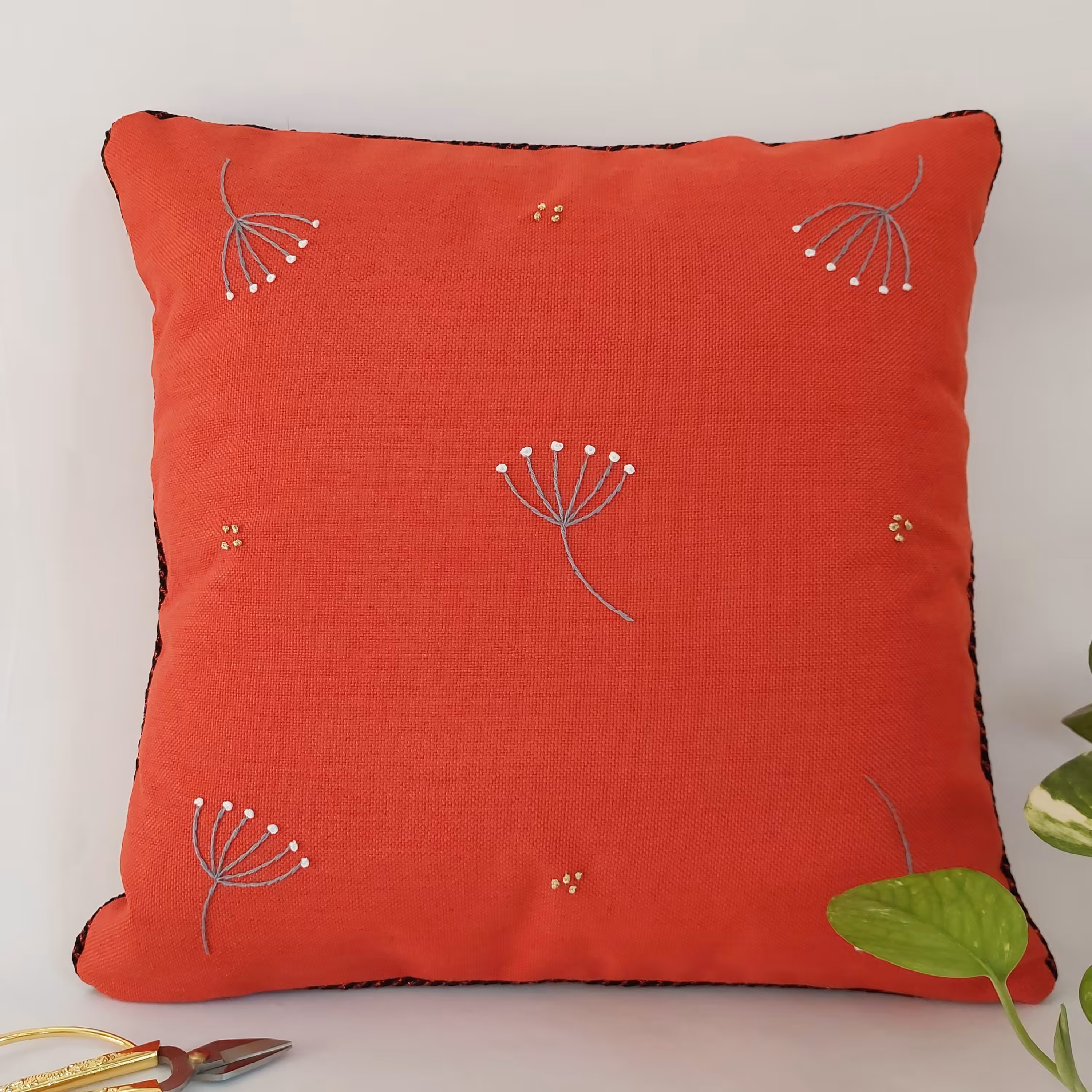 کاور کوسن گلدوزی شده با دست رنگ قرمز گوجه ای ابعاد 38 در 38 پارچه گونی بافت طرح قاصدک